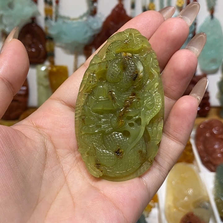 蛇纹石玉未镶嵌颈饰