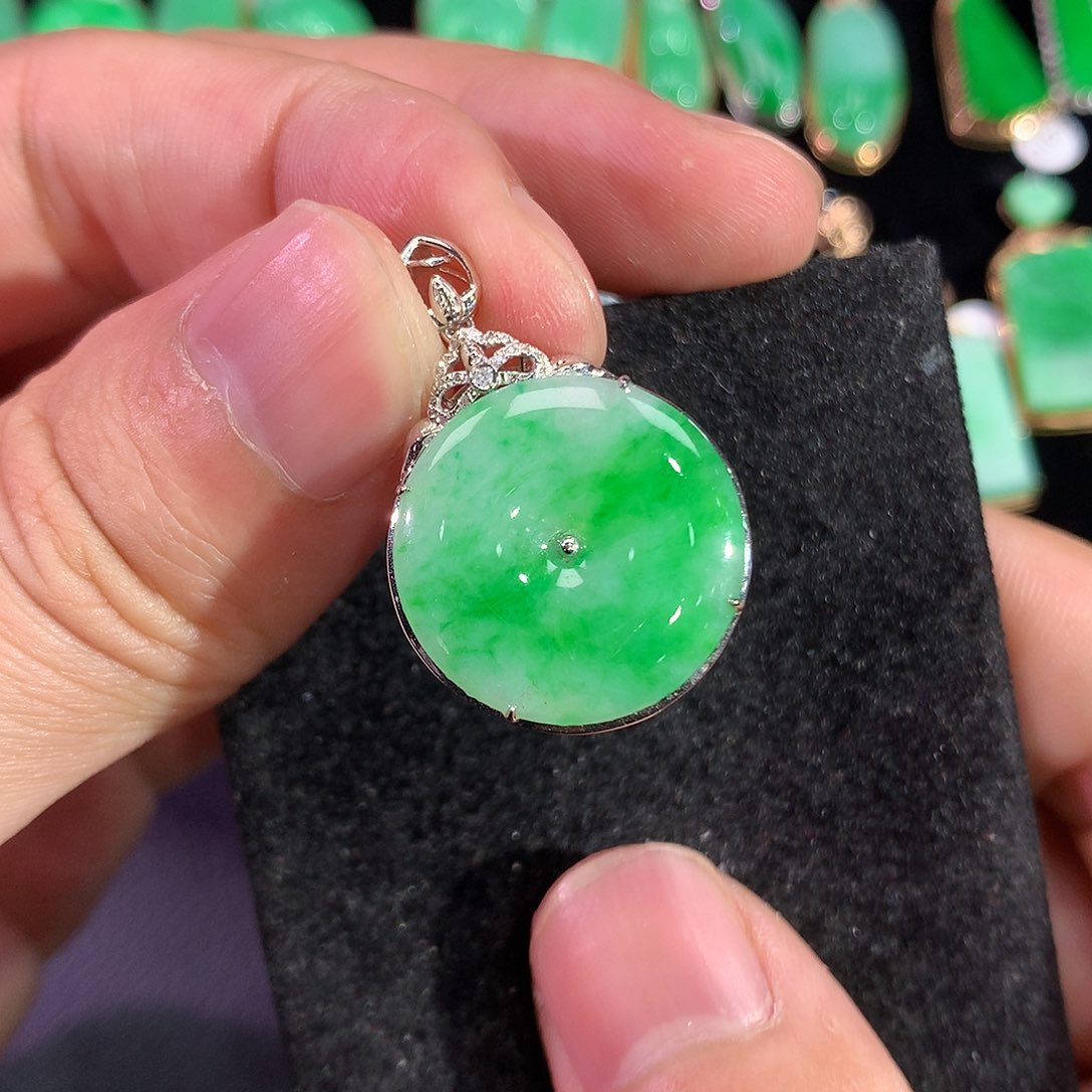 翡翠吊坠(赠链)18K金镶嵌