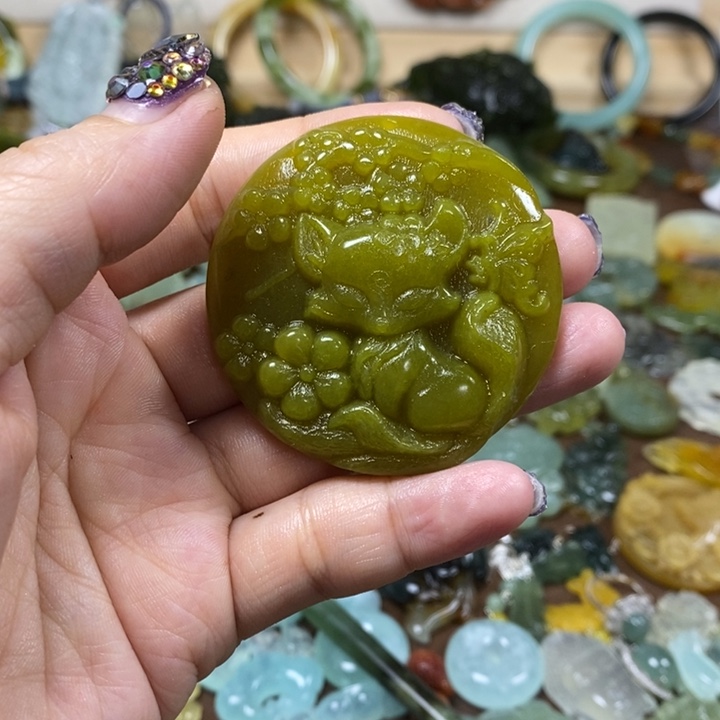 蛇纹石玉吊坠未镶嵌