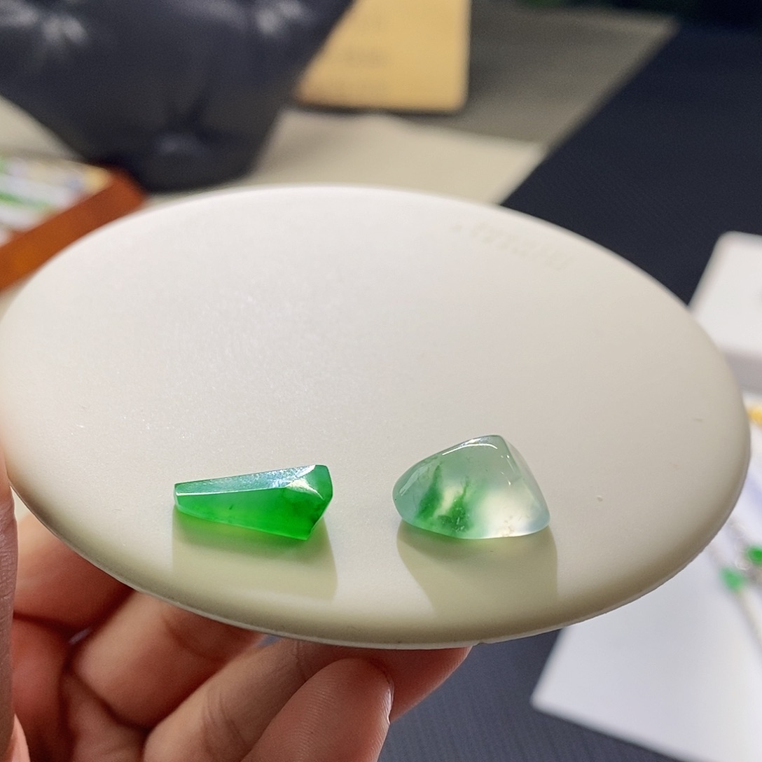 翡翠挂件未镶嵌拥****子两个随行