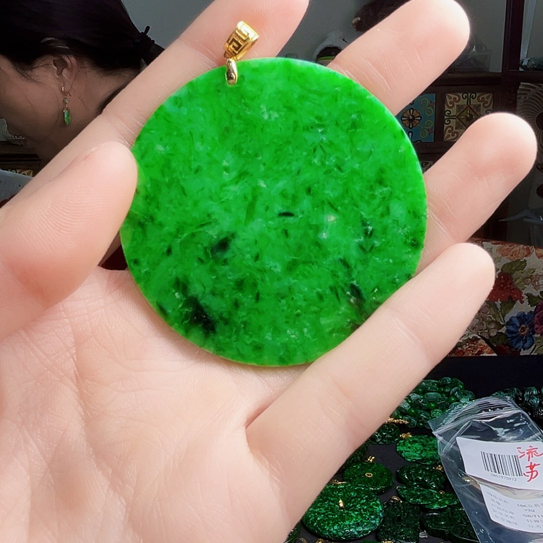 颈饰18K金镶嵌翡翠多样性