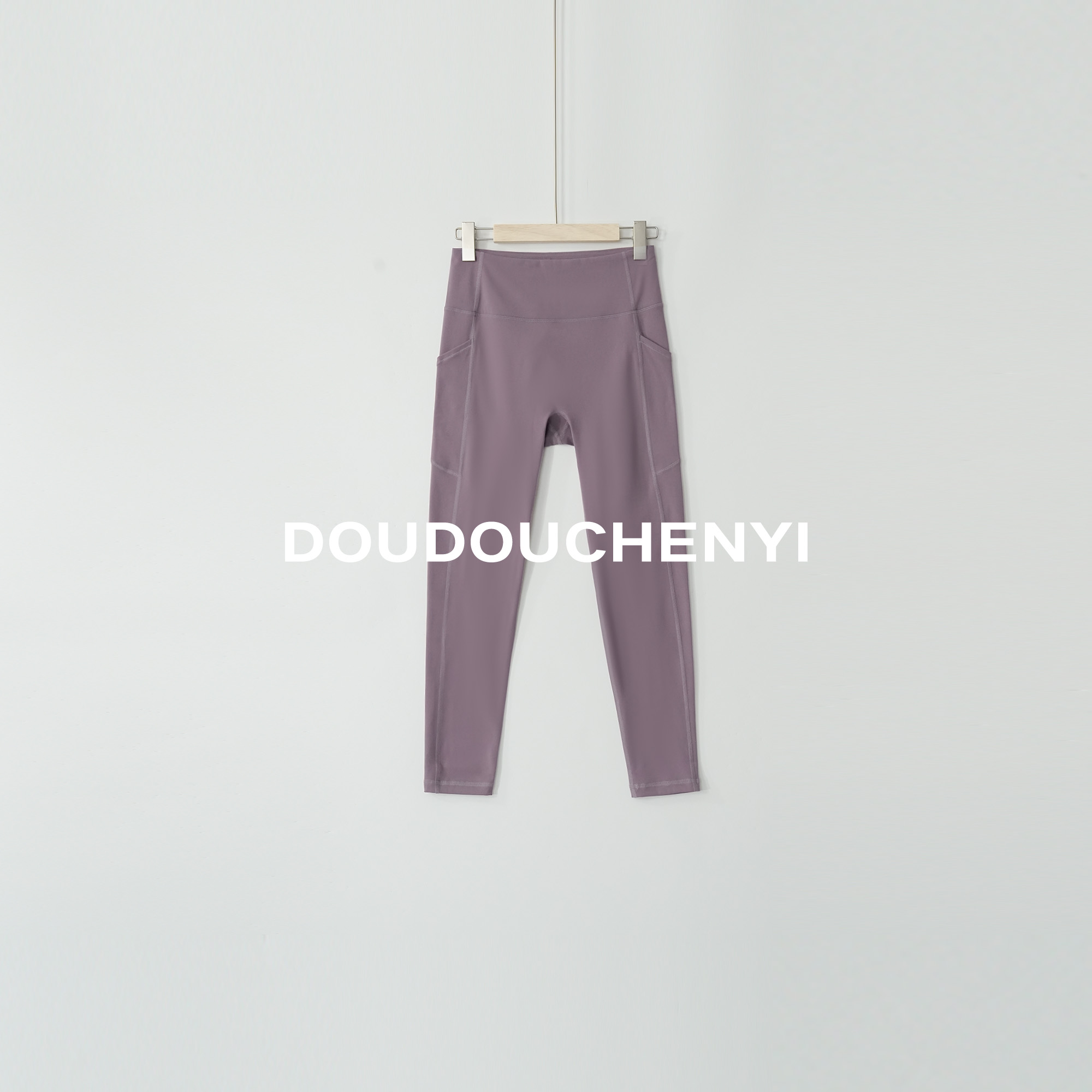 【DOUDOUCHENYI】“运动风”双侧兜高腰提臀瑜伽裤-LJ13681
