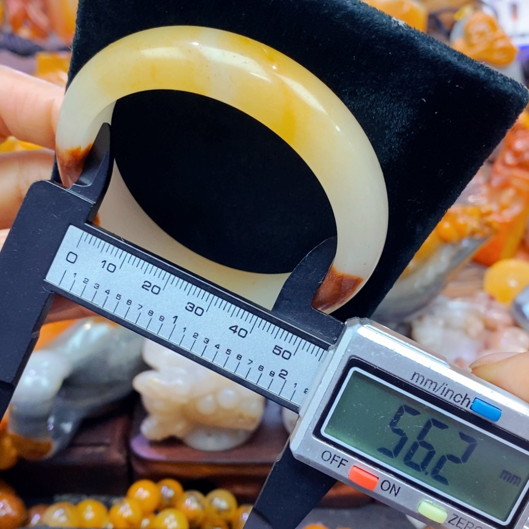 未镶嵌石英质玉（黄龙玉）颈饰