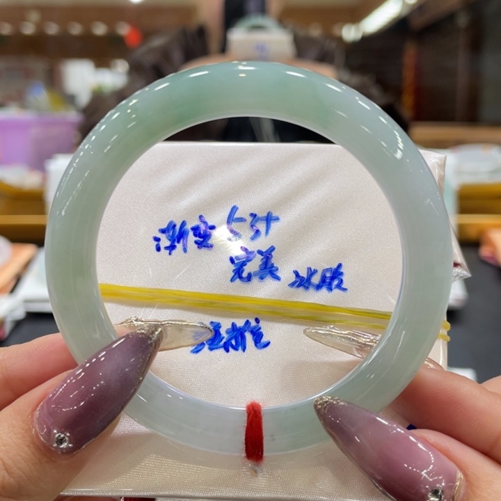 翡翠手镯未镶嵌徒***?翡翠