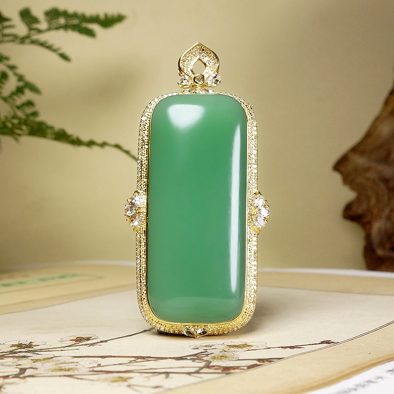 和田玉碧玉粉绿18k金镶嵌款无事牌