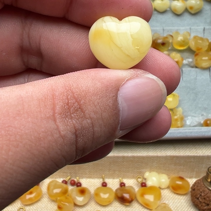 琥珀吊坠(不含链)未镶嵌1.75克爱心