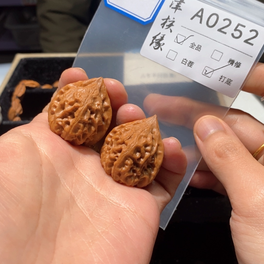 半***闲文玩核桃把件a0252龙纹宝塔全品深清