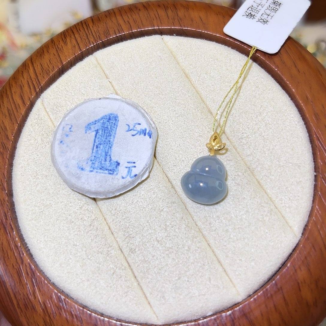 翡翠18K金镶嵌颈饰葫芦