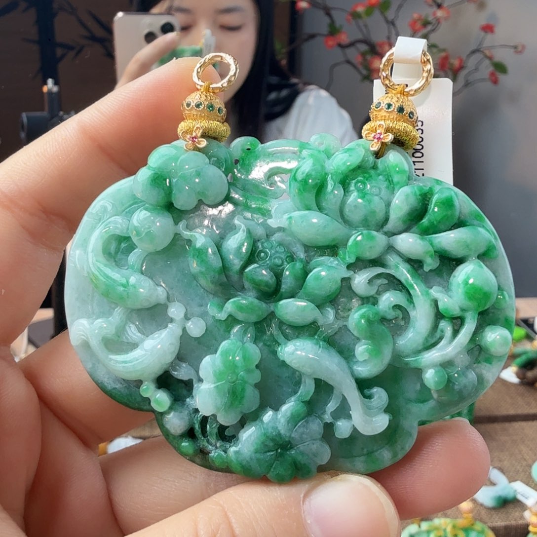 翡翠未镶嵌吊坠(赠链)