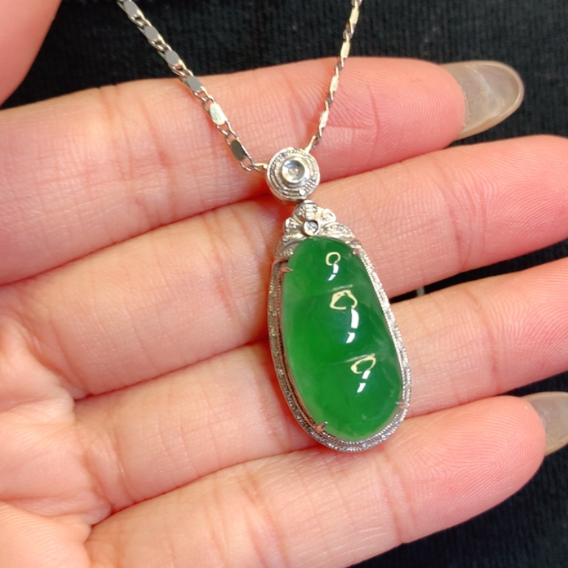 【闪购商品】颈饰18K金镶嵌翡翠福豆