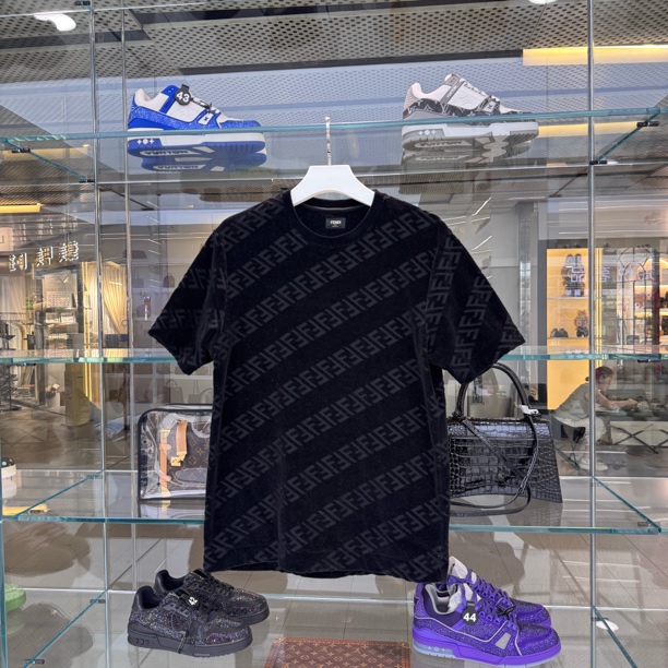 95新 FENDI/芬迪 M码暗纹满印Logo毛巾材质短袖黑色0640