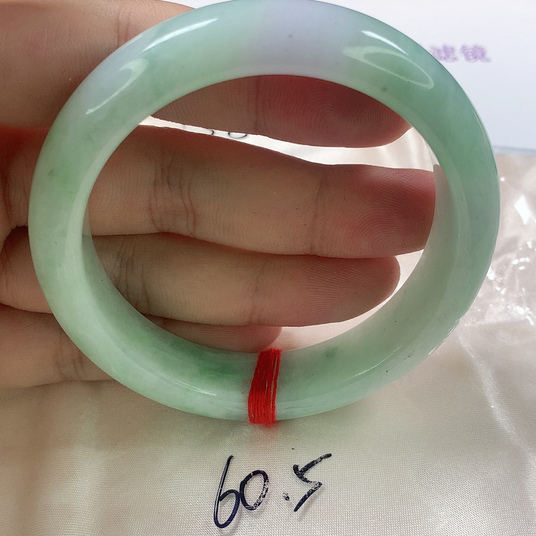 翡翠手镯未镶嵌60-61圈。360号