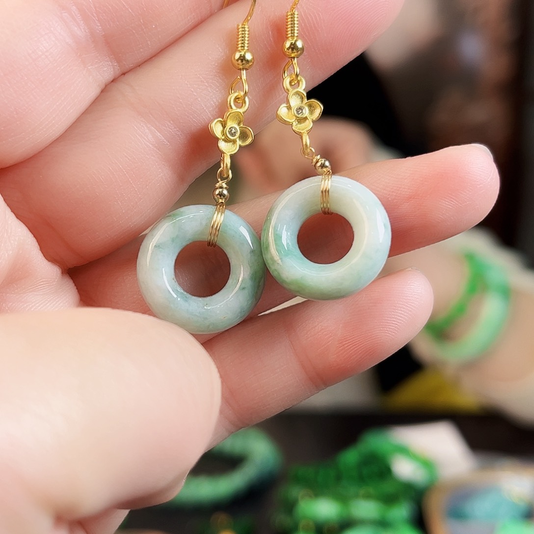 翡翠颈饰未镶嵌耳饰