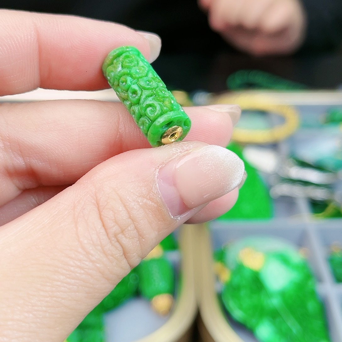 翡翠颈饰18K金镶嵌吊坠