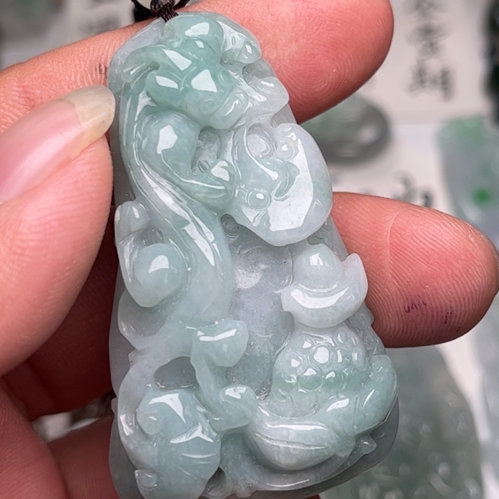 翡翠未镶嵌颈饰貔貅