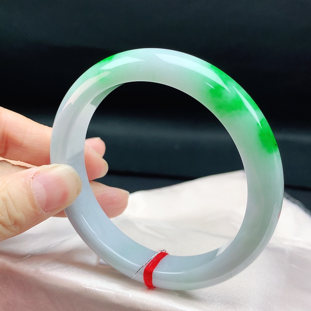 翡翠手镯未镶嵌60圈