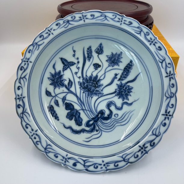 青花缠枝莲赏母盘   高4.5公分 口径22公分 全品  