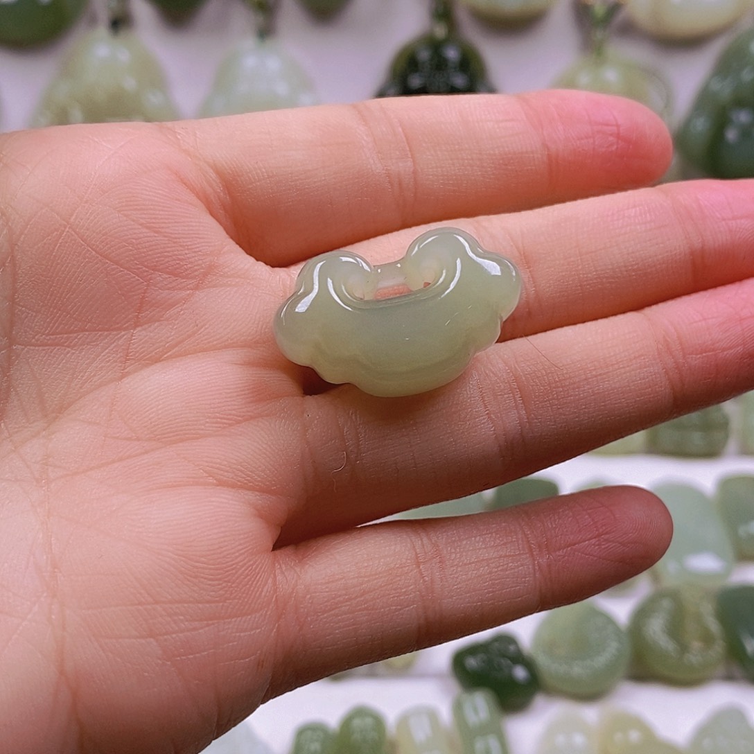 沉***丿和田玉未镶嵌颈饰