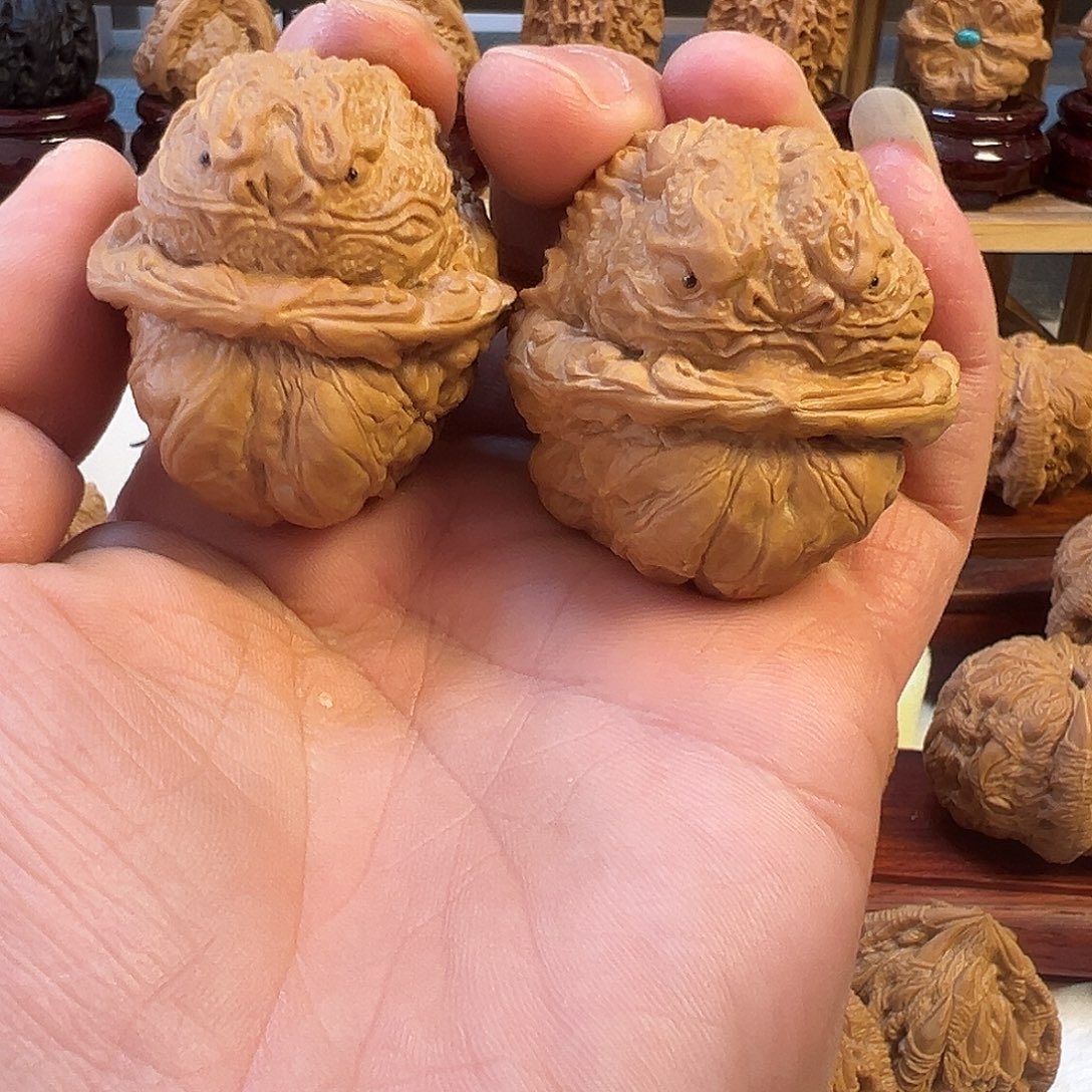 王***师核桃雕刻题材半面