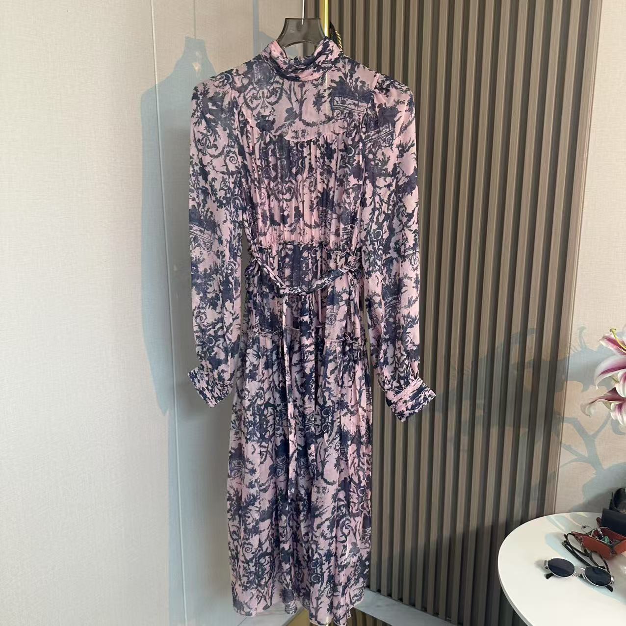 BT粉色印花优雅长款系带丝长袖连衣裙