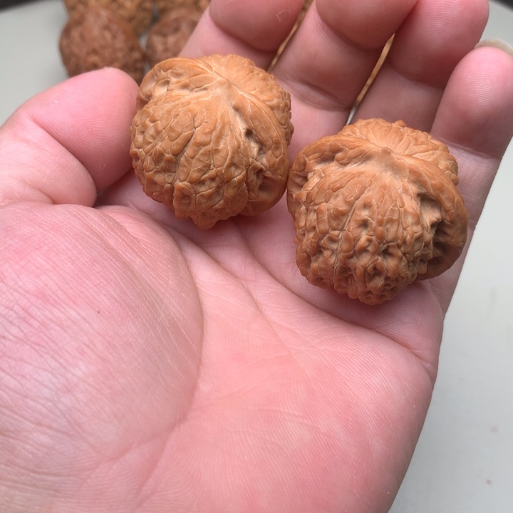 文玩核桃吊坠血麒麟40