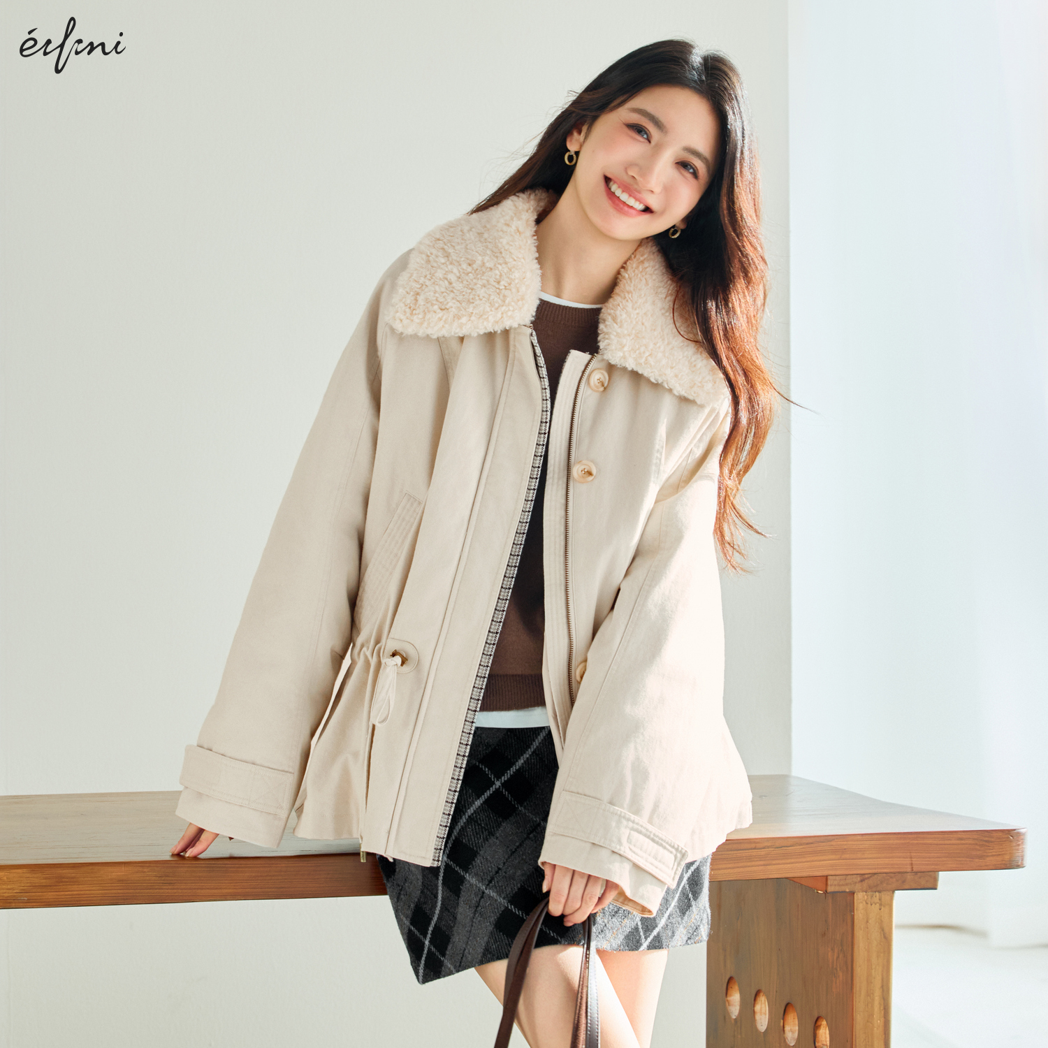 伊芙丽抽绳花苞修身拼接毛毛领夹克羽绒服外套2025冬新1G9980321