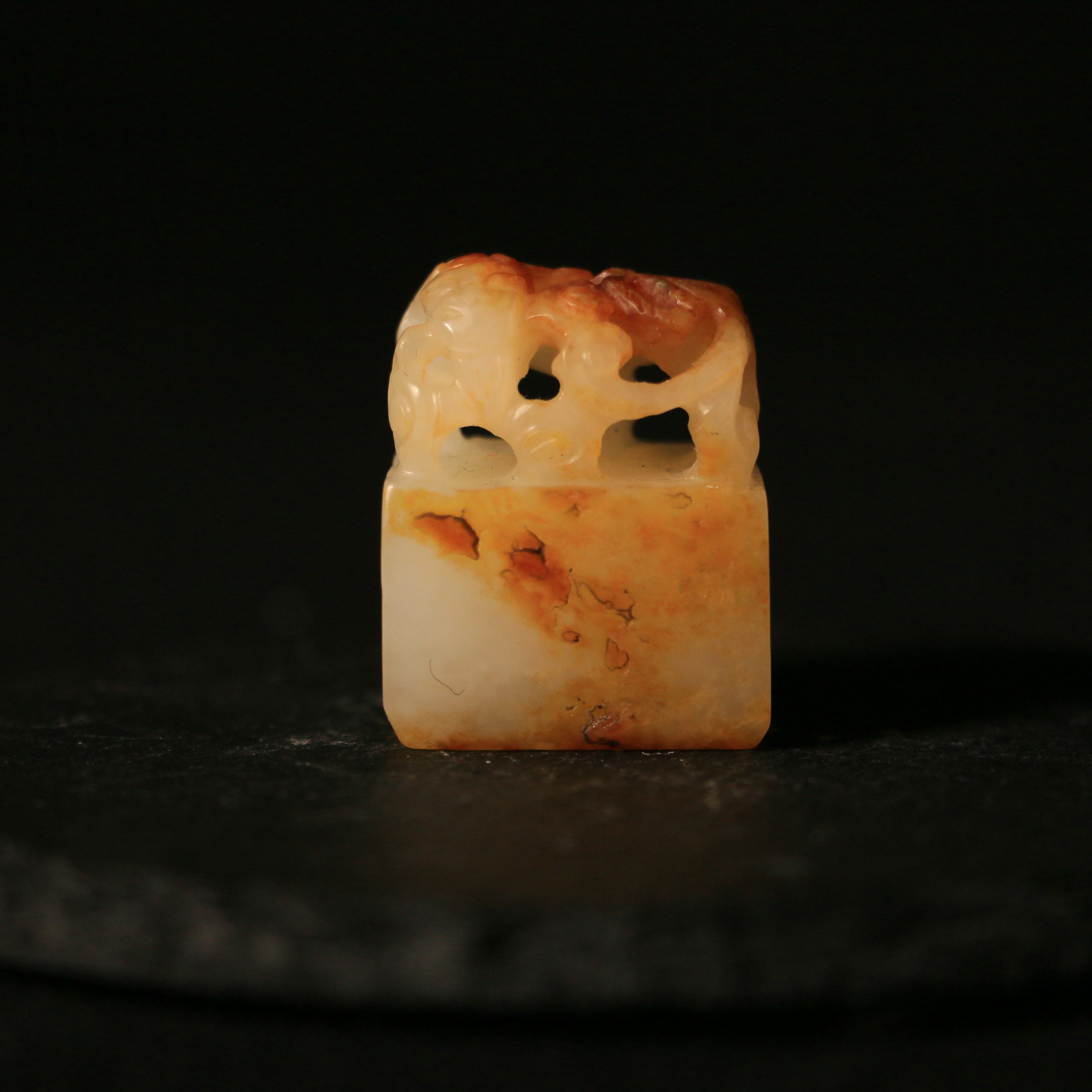 16F13清 白玉带沁螭龙印章 