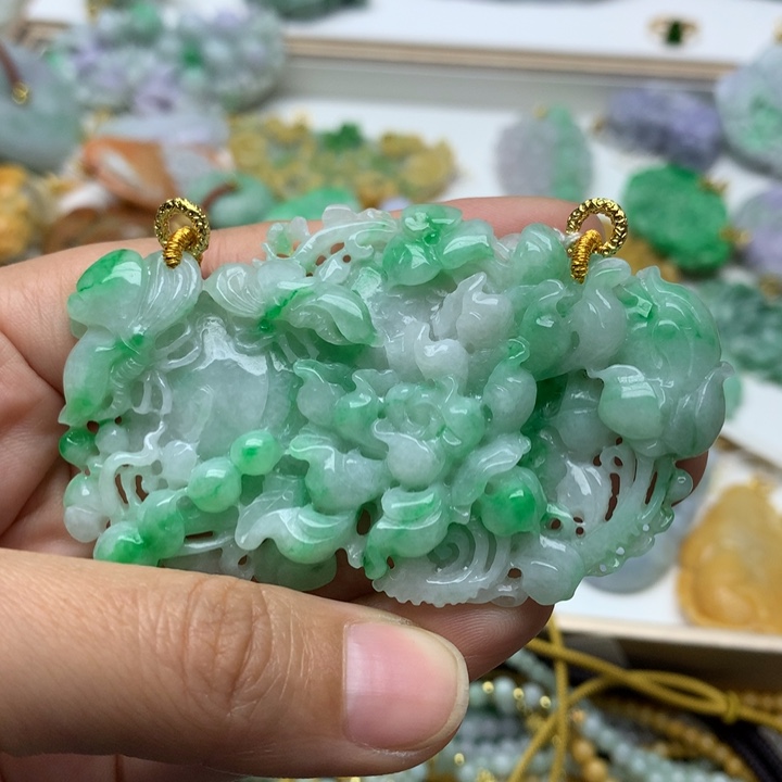 翡翠颈饰未镶嵌酒*翡翠