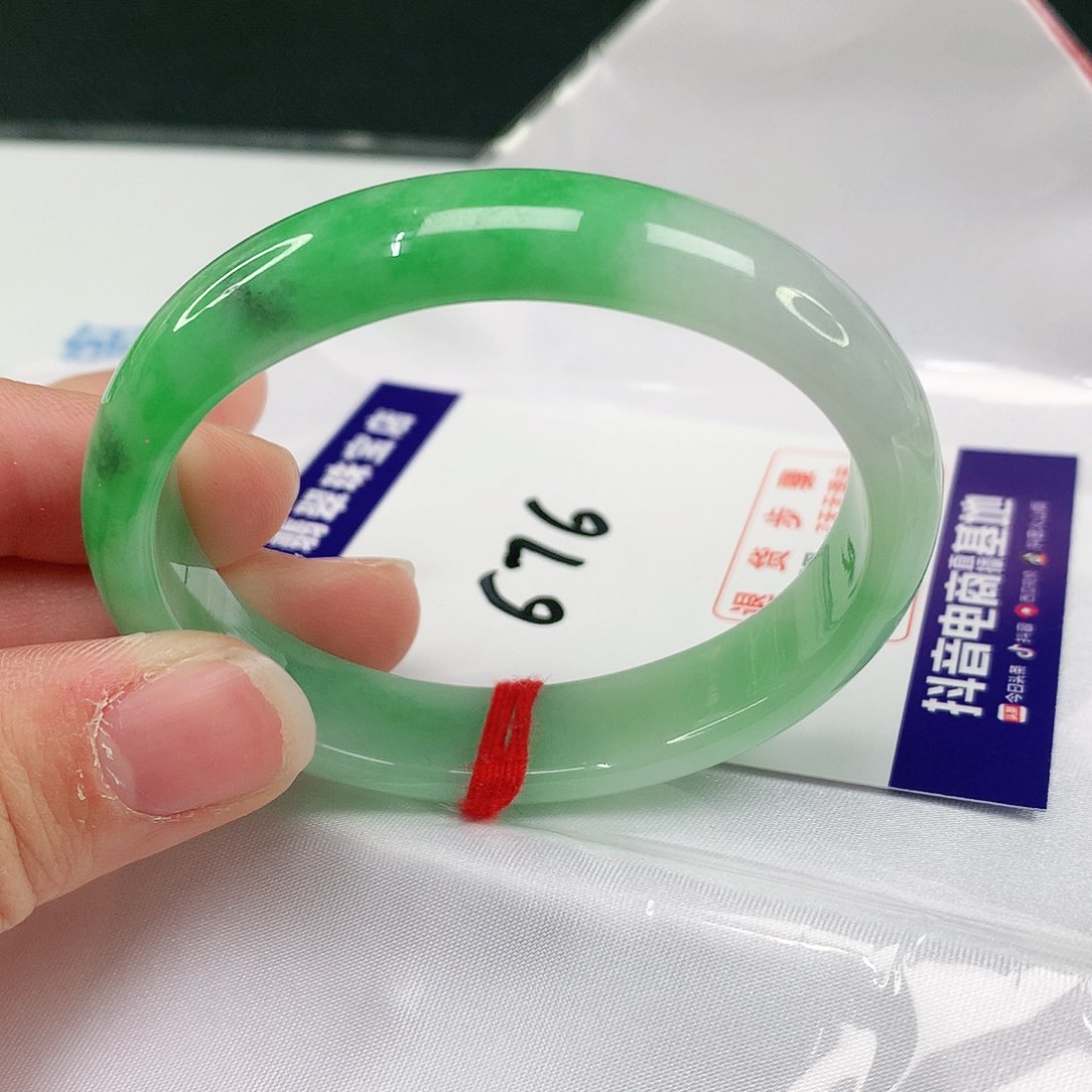 翡翠手镯未镶嵌翡翠