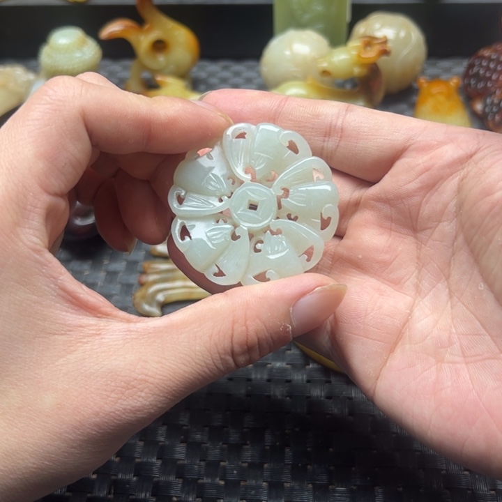 颈饰未镶嵌和田玉（糖玉）