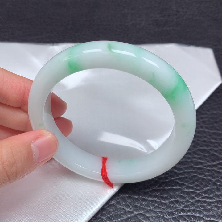 翡翠手镯未镶嵌。