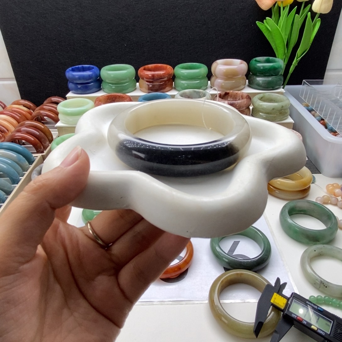 石英岩玉未镶嵌手镯