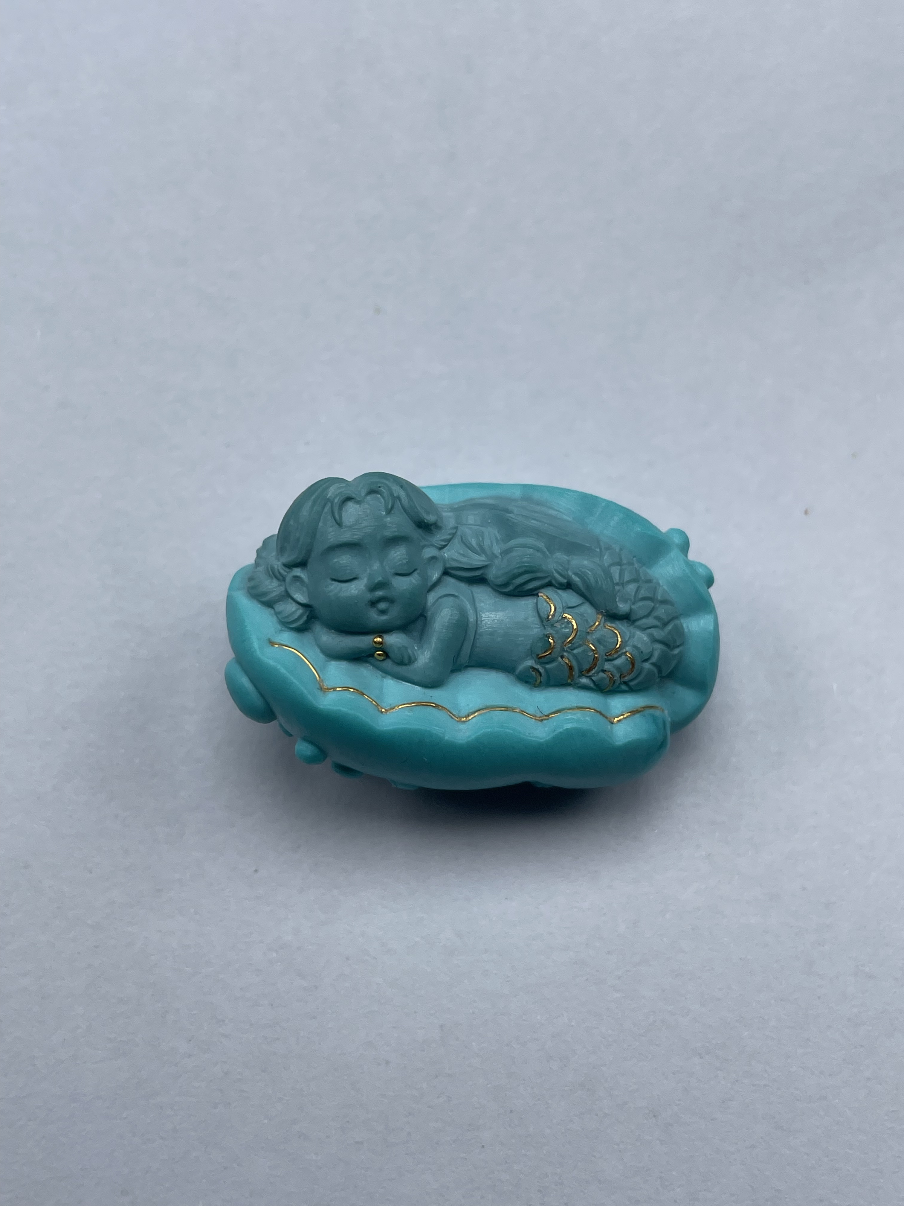 原矿绿松石美人鱼，选用湖北庙山寨雾霾蓝巧色雕刻，构思巧妙