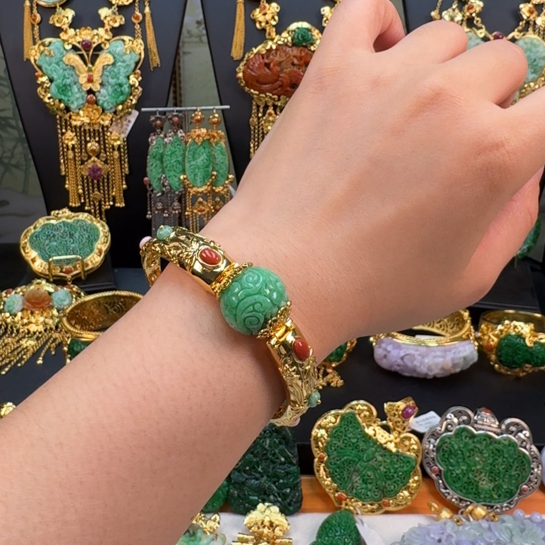 翡翠银S925镀金镶嵌颈饰阳绿圆珠牛角镯 炸价