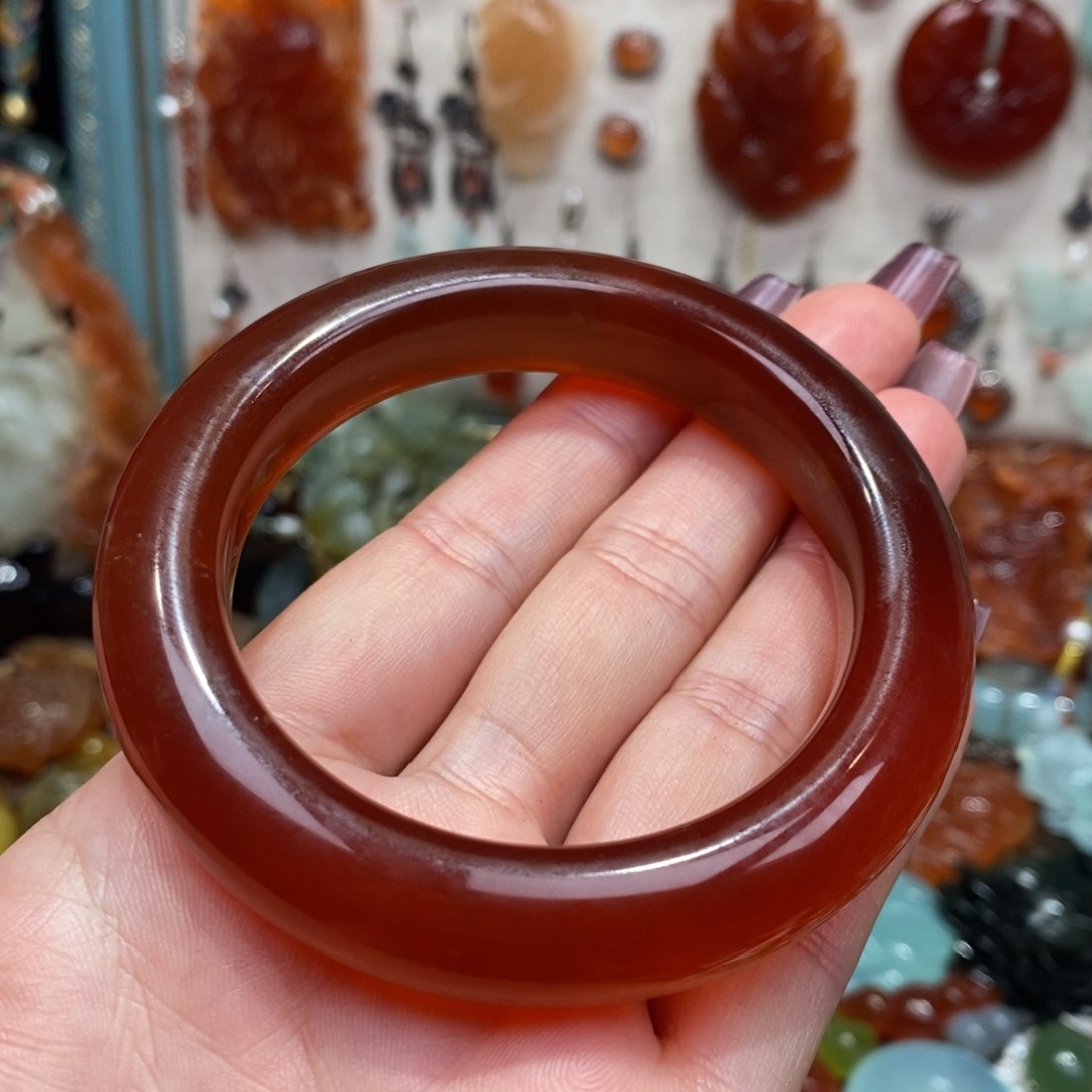 蛇纹石玉颈饰未镶嵌顾*娜手镯