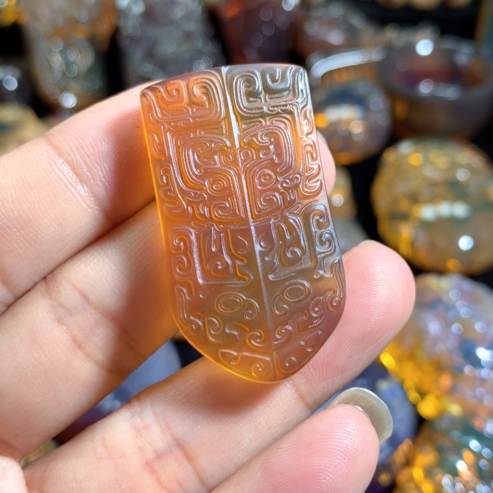 琥珀颈饰未镶嵌仿古牌