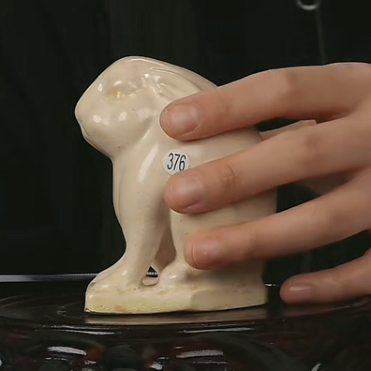 M巩县窑白釉兔摆件  