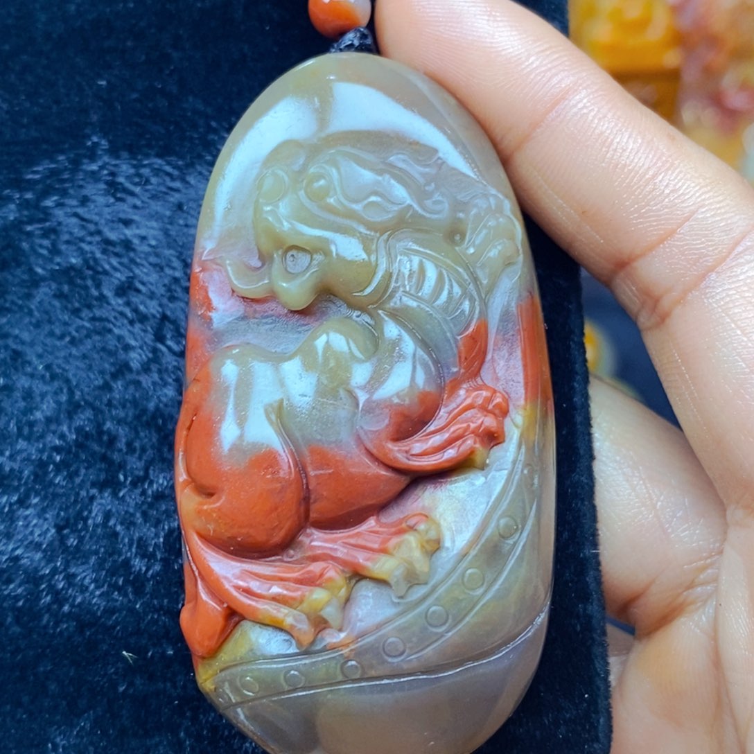 未镶嵌石英质玉（黄龙玉）颈饰