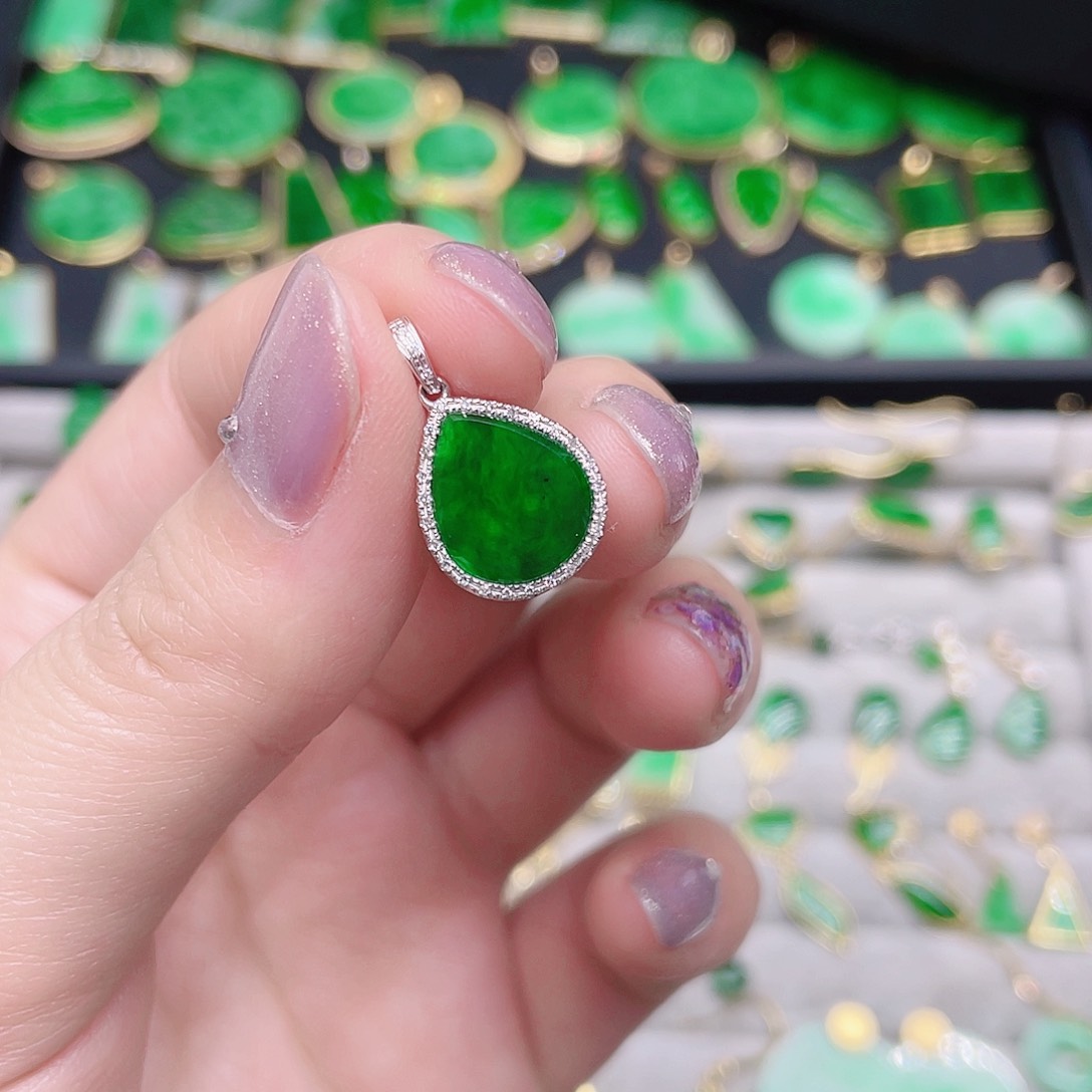 翡翠颈饰18K金镶嵌天然翡翠