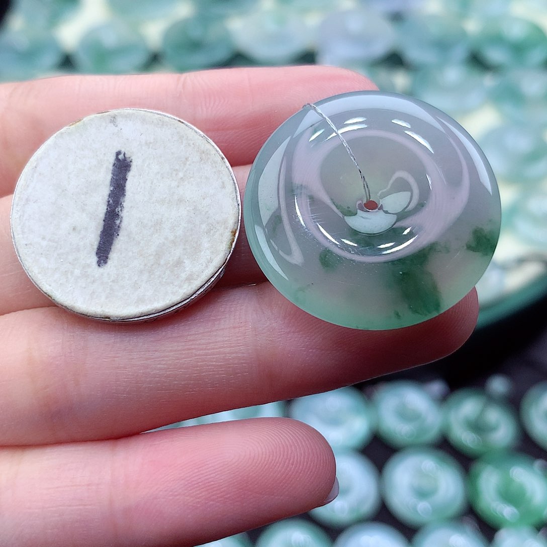 翡翠颈饰未镶嵌吊坠19。尺寸27.7-5.8