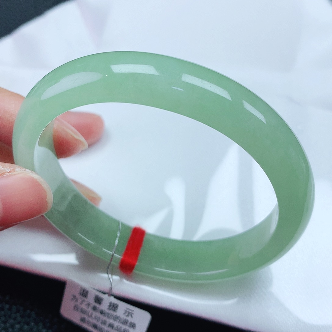 翡翠手镯未镶嵌56贵