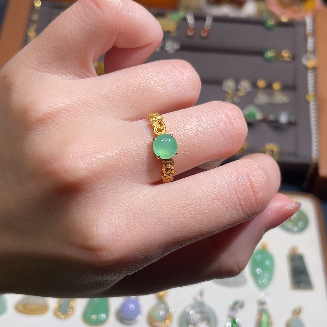 翡翠戒指18K金镶嵌甜绿蛋