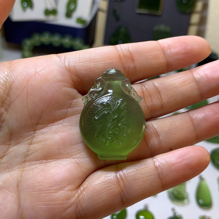 岫玉未镶嵌颈饰吊坠