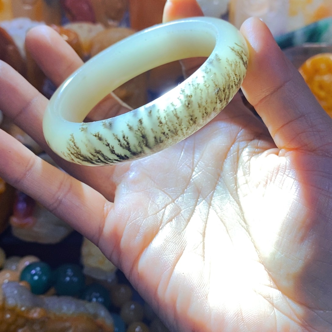 石英质玉（黄龙玉）颈饰未镶嵌