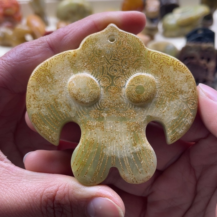 蛇纹石玉颈饰未镶嵌