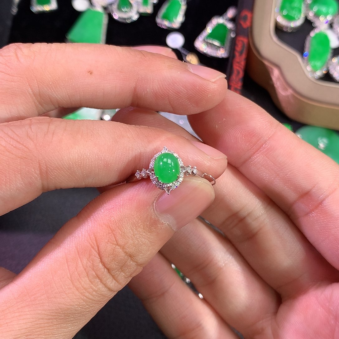 翡翠戒指18K金镶嵌知*