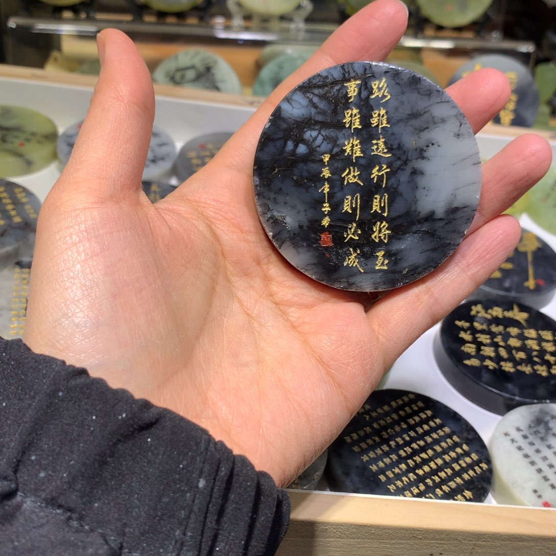 蛇纹石玉合金镯心雕刻