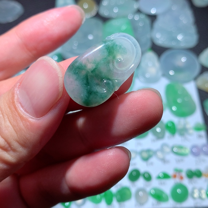 翡翠颈饰未镶嵌如意