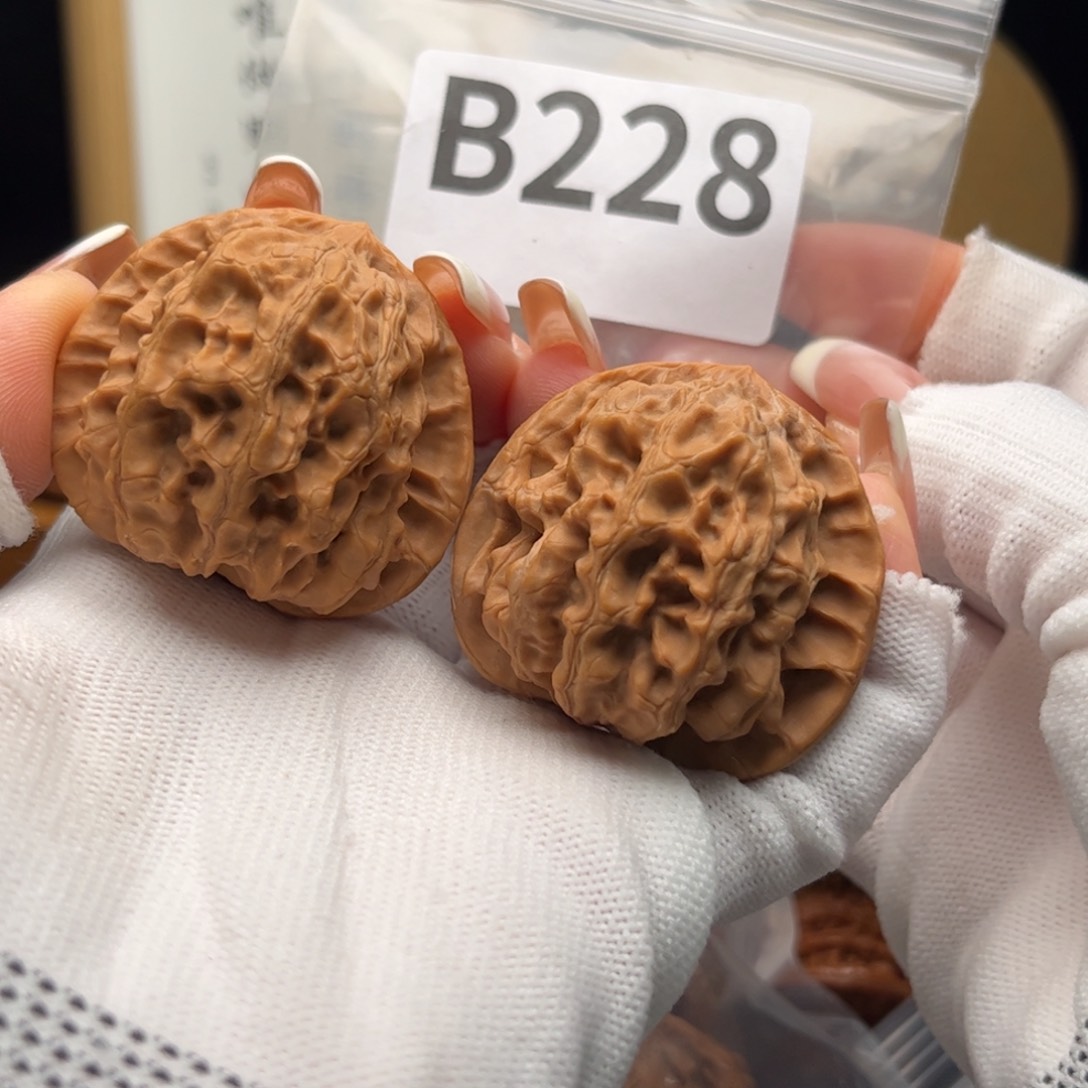 文玩核桃把件43梨木台b 228