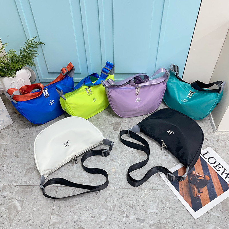 女新款大容量简约斜挎女包随身休闲背包运动款包包时尚单肩包